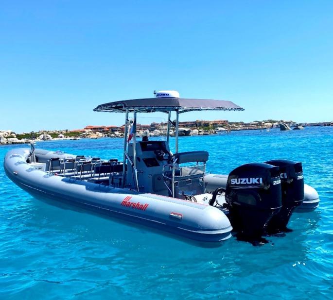 Semi-rigide d'une capacité de 12 places